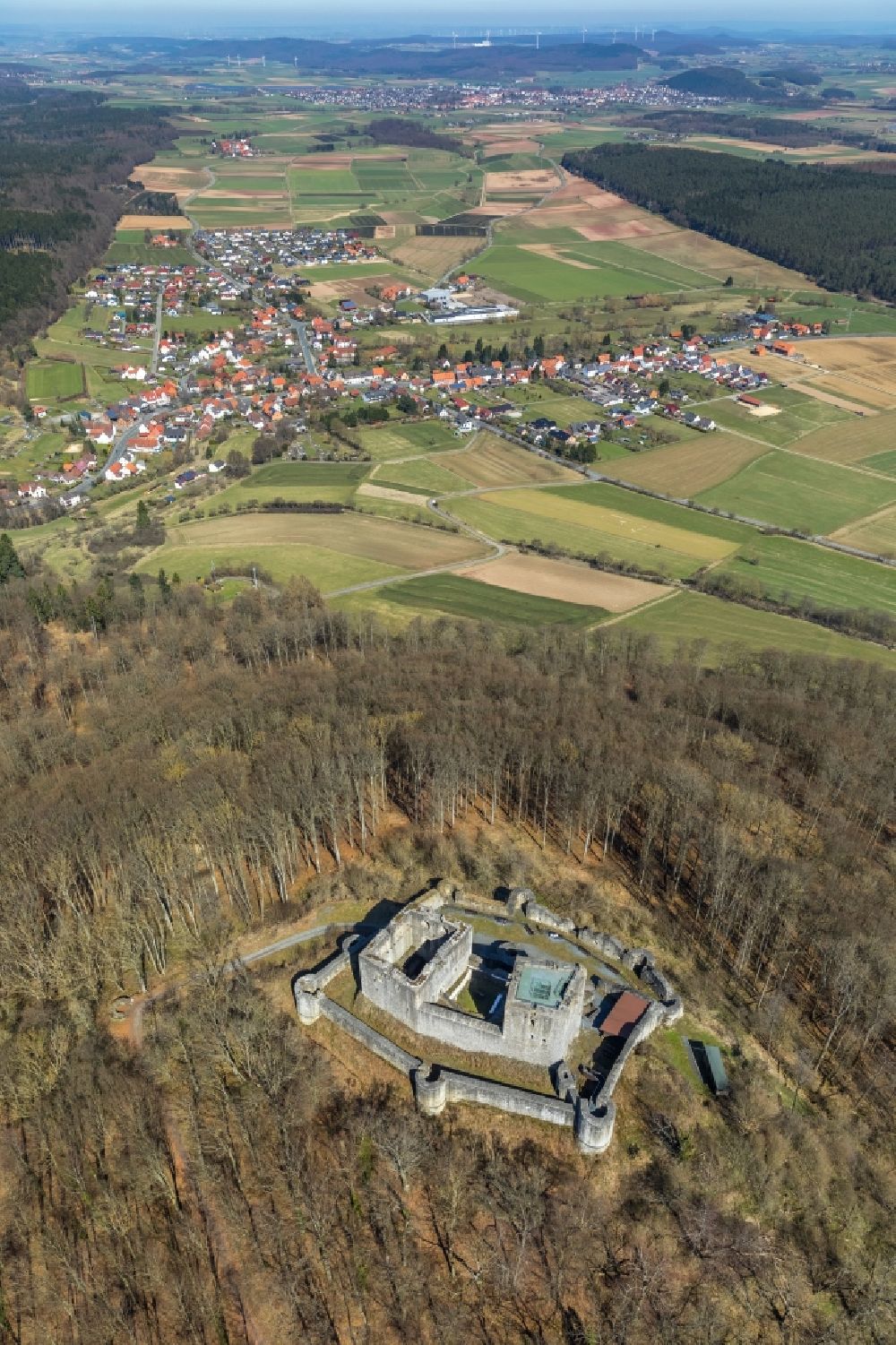 Luftbild Wolfhagen - Ruine und Mauerreste der ehemaligen Burganlage der Veste in Wolfhagen im Bundesland Hessen, Deutschland