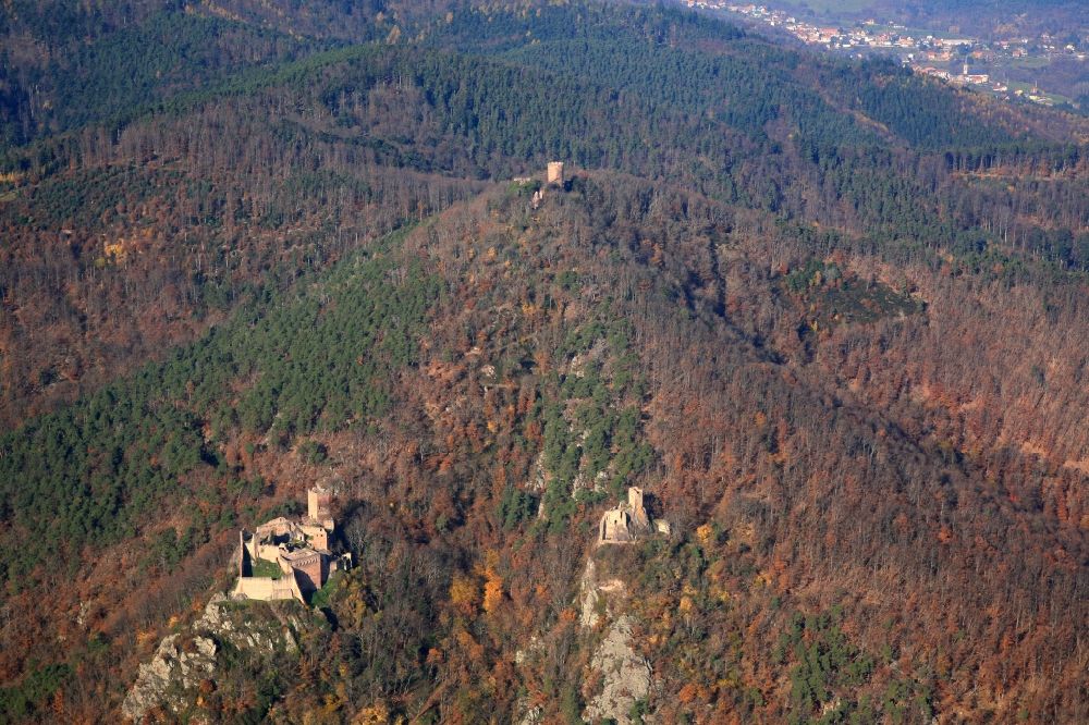 Ribeauville aus der Vogelperspektive: Ruine und Mauerreste der ehemaligen Burganlagen St. Ulrich, Burg Hohrappoltstein und Burg Girsberg bei Ribeauville in Frankreich