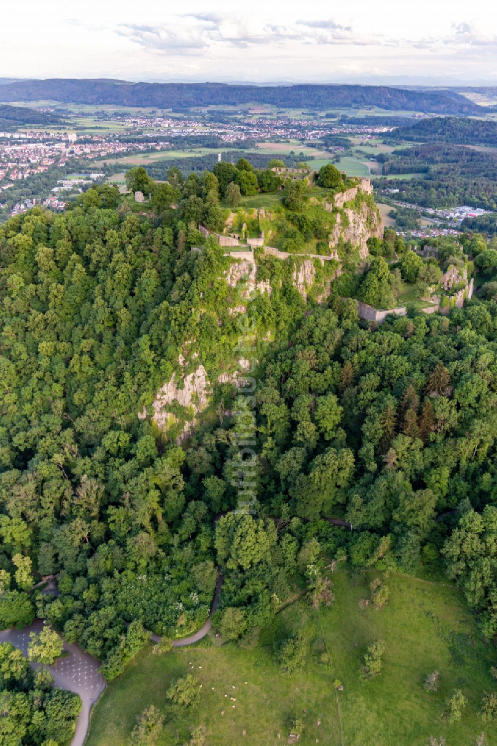 Luftbild Singen (Hohentwiel) - Ruine und Mauerreste der Festungsruine Hohentwiel in Singen (Hohentwiel) im Bundesland Baden-Württemberg, Deutschland
