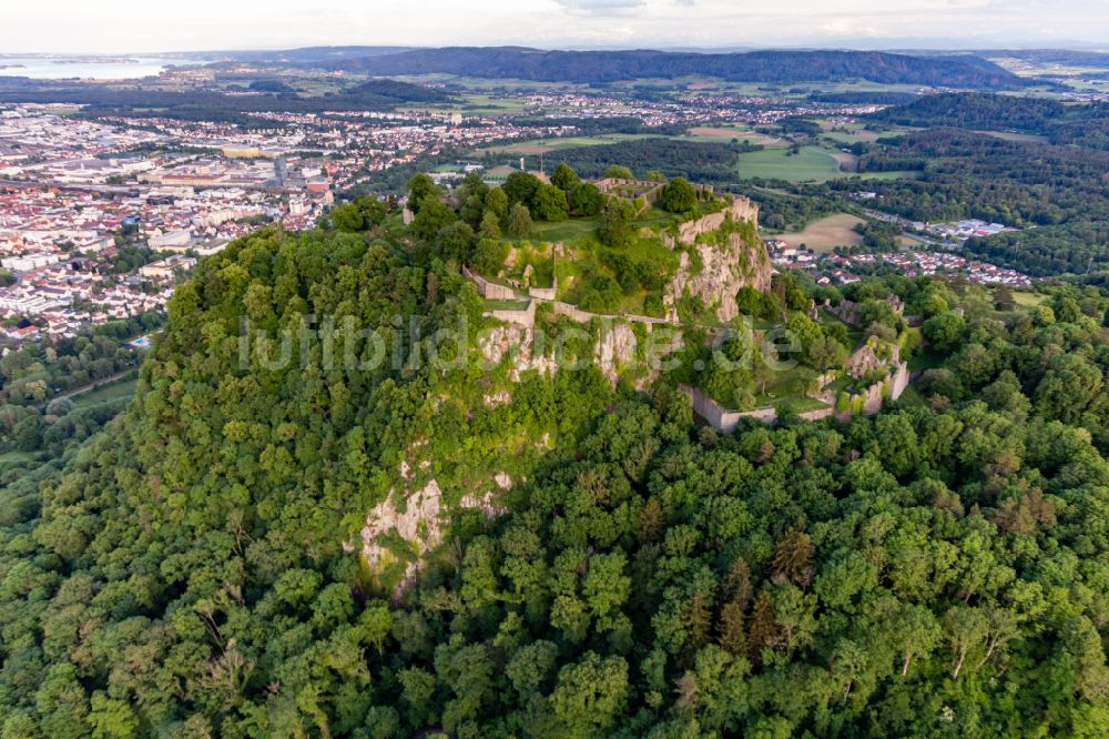 Luftaufnahme Singen (Hohentwiel) - Ruine und Mauerreste der Festungsruine Hohentwiel in Singen (Hohentwiel) im Bundesland Baden-Württemberg, Deutschland