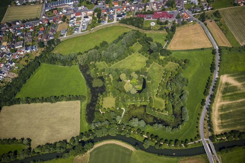 Luftbild Lippstadt-Lipperode - Ruine einer Niederungsburg mit Festung und Wassergräben in der Soester Boerde bei Lippstadt-Lipperode im Bundesland Nordrhein-Westfalen