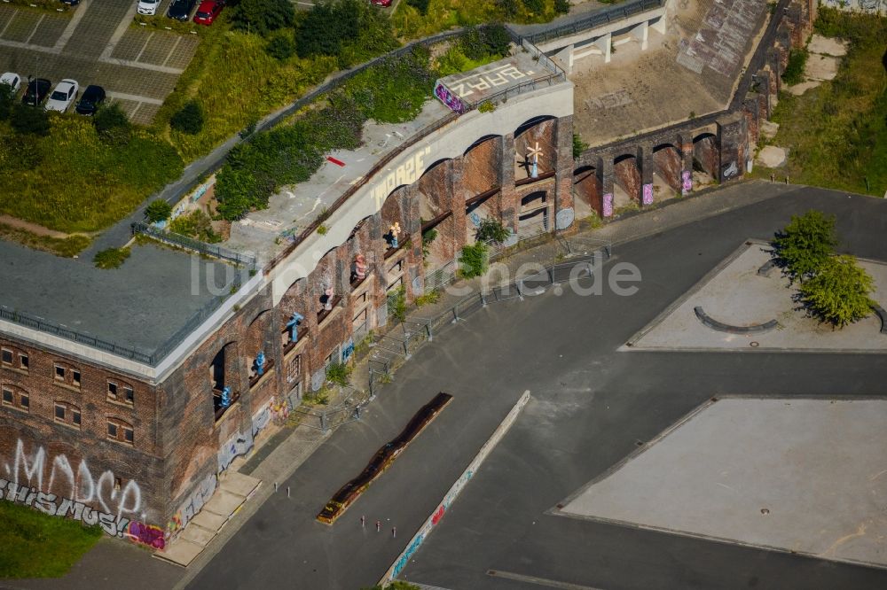 Bochum aus der Vogelperspektive: Ruine der Rundbogenfassade des ehemaligen Eingangs des Krupp-Geländes in Bochum im Bundesland Nordrhein-Westfalen