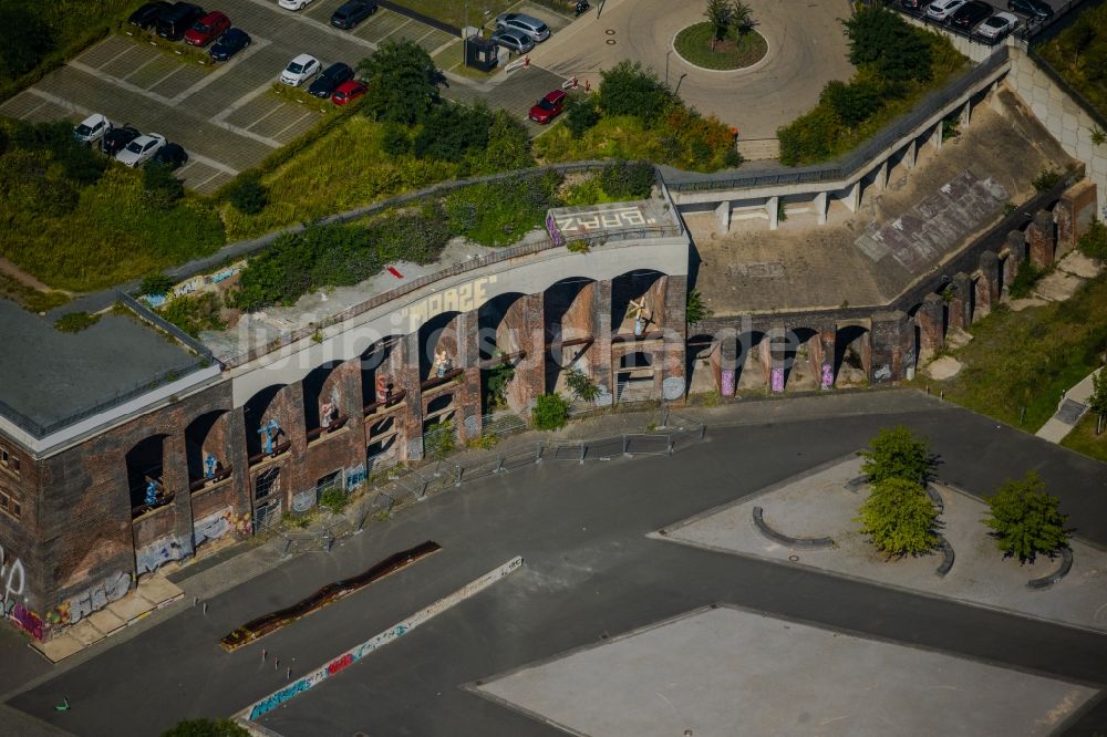 Luftbild Bochum - Ruine der Rundbogenfassade des ehemaligen Eingangs des Krupp-Geländes in Bochum im Bundesland Nordrhein-Westfalen