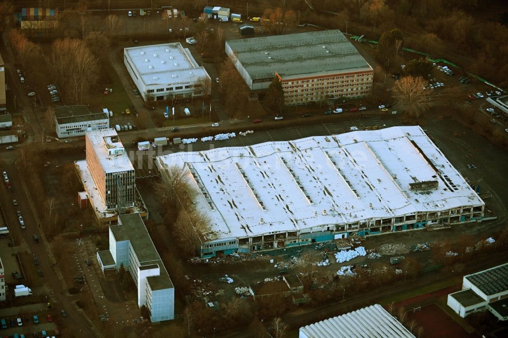 Luftaufnahme Berlin - Ruine der verfallenden Lagerhallen und Speditionsgebäude zwischen Beilsteiner Straße und Radebeuler Straße in Berlin, Deutschland