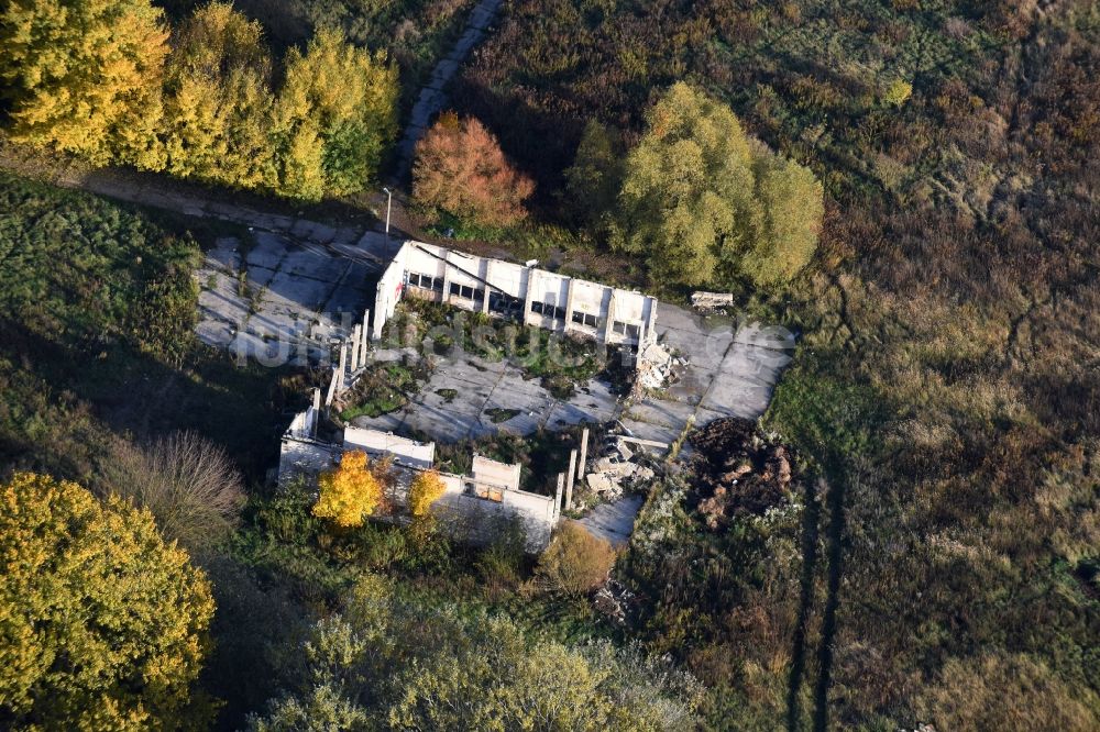 Petershagen aus der Vogelperspektive: Ruine verlassener Landwirtschafts-Funktionsgebäude in Petershagen im Bundesland Brandenburg