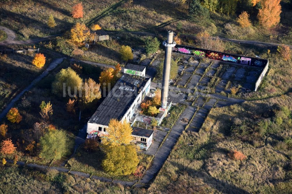 Luftaufnahme Petershagen - Ruine verlassener Landwirtschafts-Funktionsgebäude in Petershagen im Bundesland Brandenburg