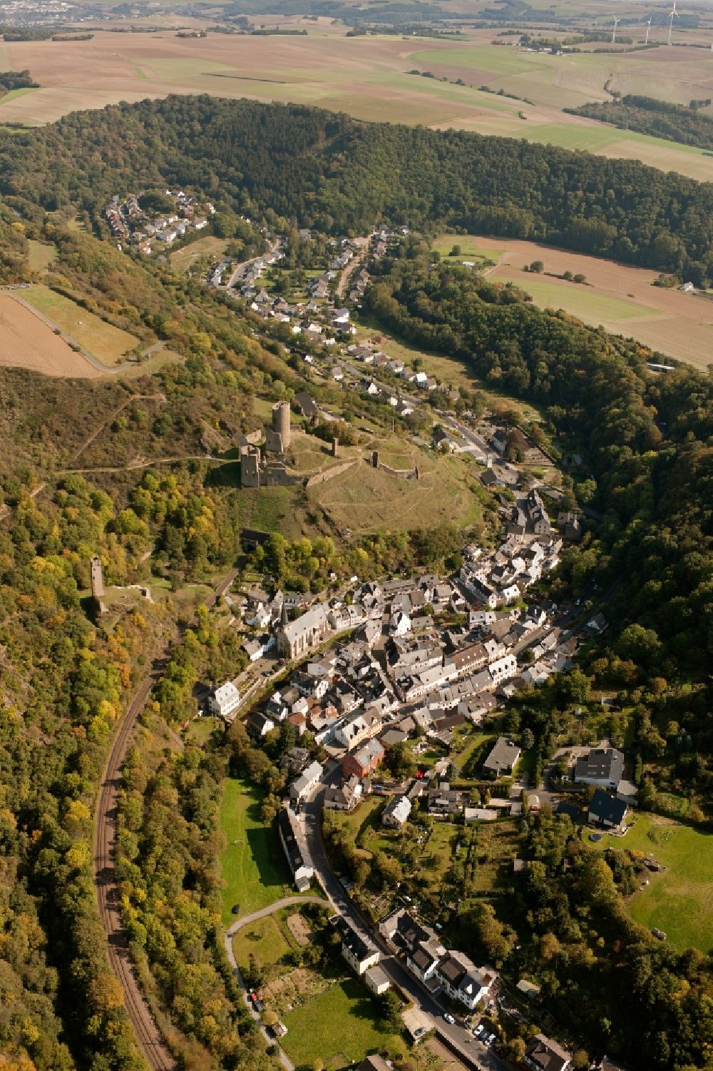 Luftaufnahme Monreal - Ruinen der Löwenburg und der Philippsburg in Monreal im Bundesland Rheinland-Pfalz