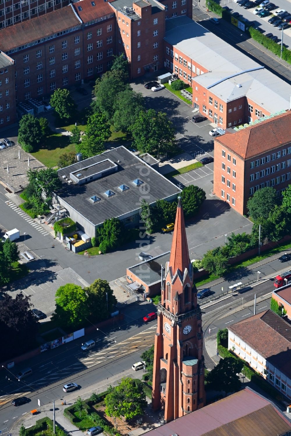 Nürnberg von oben - Ruinenturm des Kirchengebäude der Chirstuskirche in Nürnberg im Bundesland Bayern, Deutschland