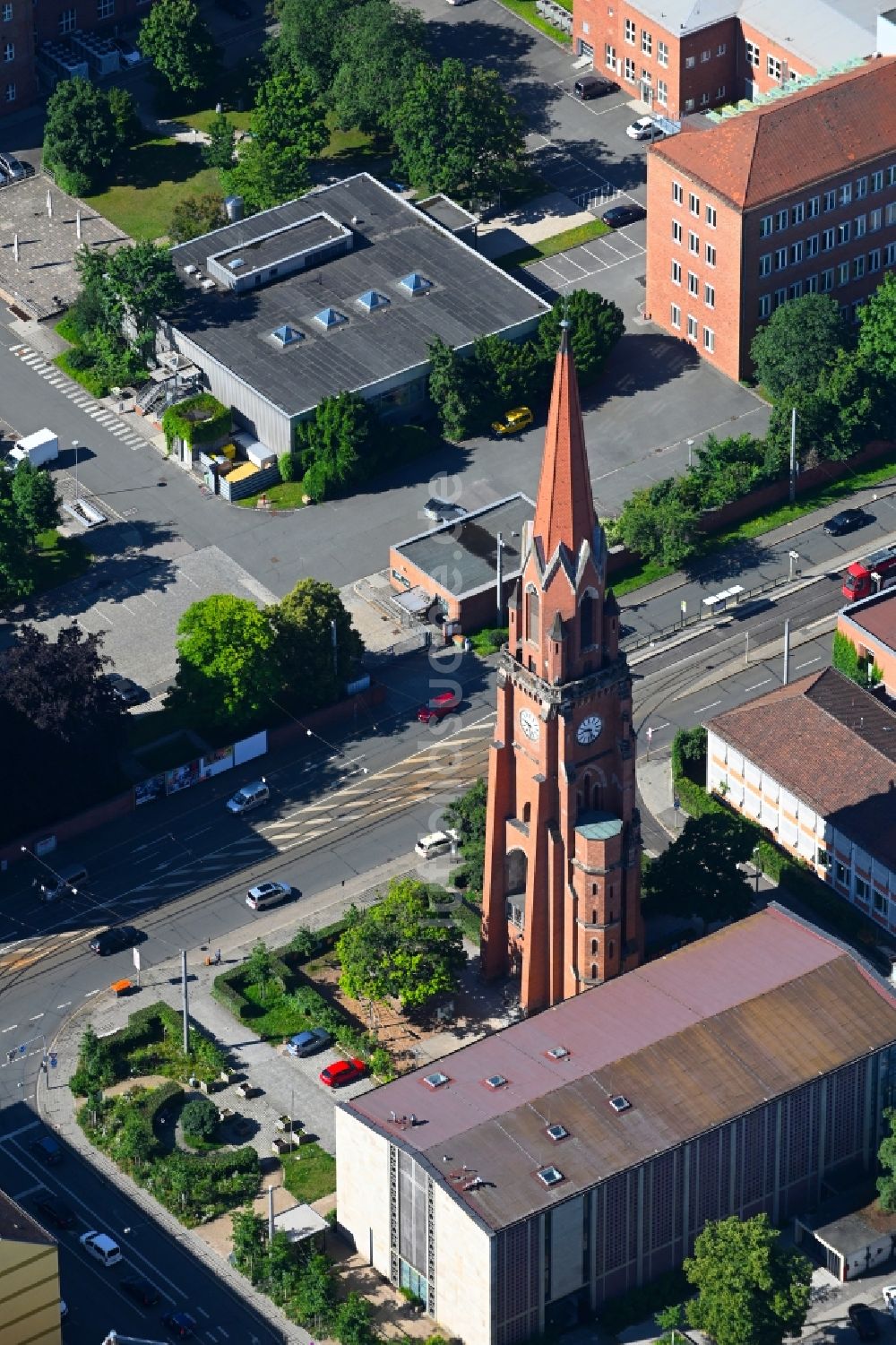 Nürnberg aus der Vogelperspektive: Ruinenturm des Kirchengebäude der Chirstuskirche in Nürnberg im Bundesland Bayern, Deutschland