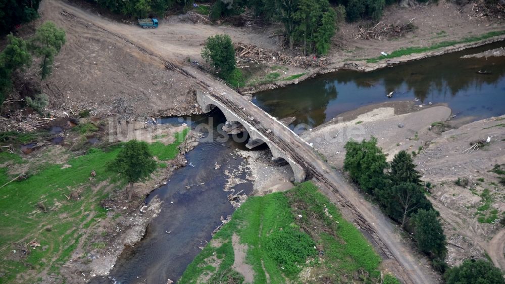 Luftbild Ahrbrück - Rundbogenbrücke bei Pützfeld nach der Hochwasserkatastrophe im Ahrtal diesen Jahres im Bundesland Rheinland-Pfalz, Deutschland