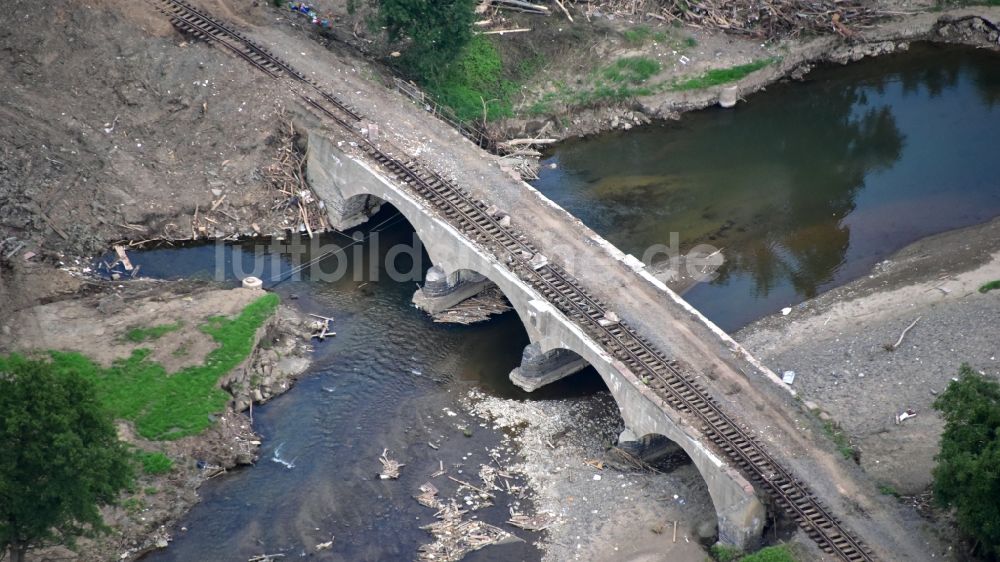 Luftaufnahme Ahrbrück - Rundbogenbrücke bei Pützfeld nach der Hochwasserkatastrophe im Ahrtal diesen Jahres im Bundesland Rheinland-Pfalz, Deutschland