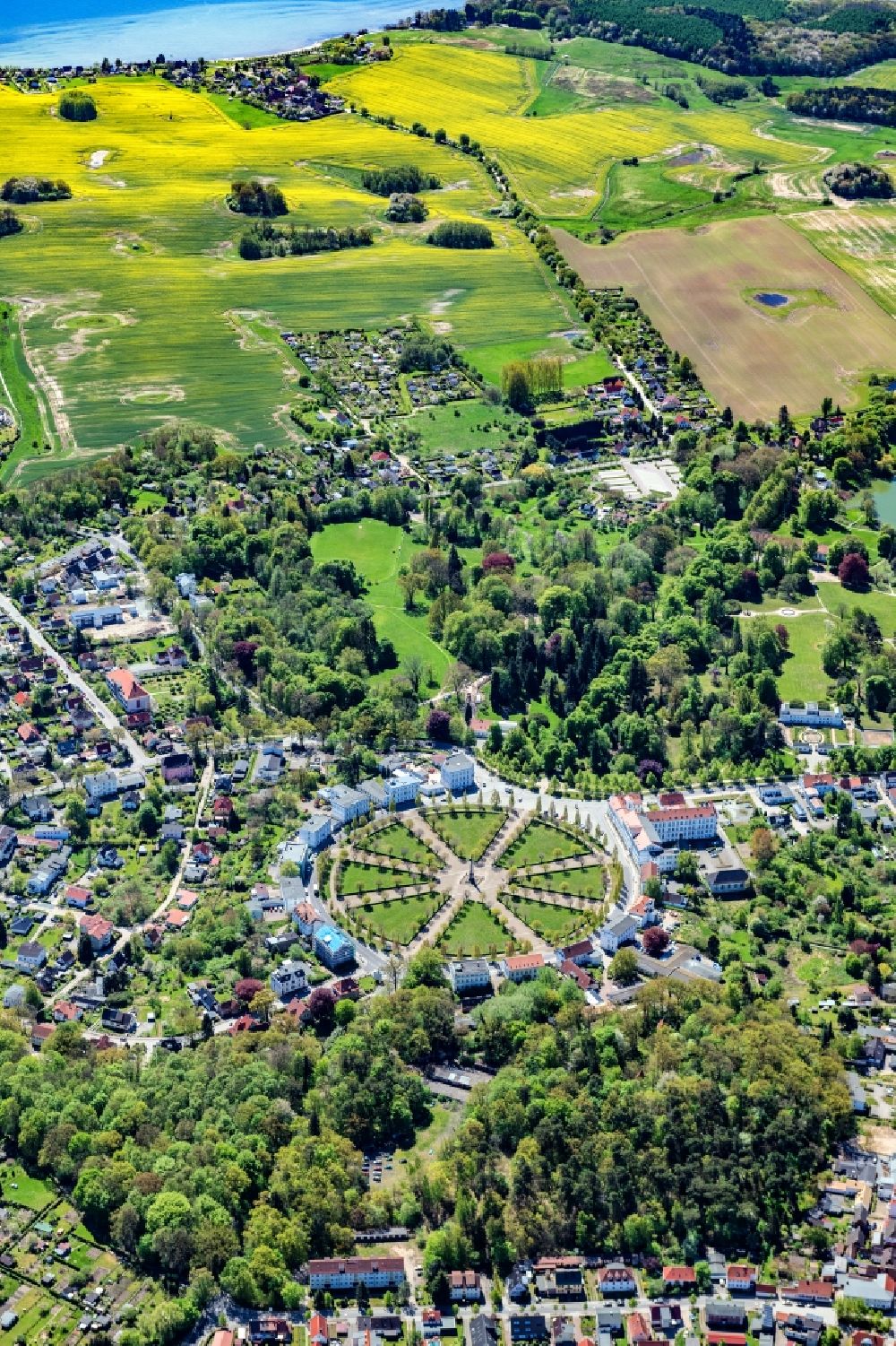Putbus von oben - Runde Parkanlage Circus im Ortsteil Pastitz in Putbus im Bundesland Mecklenburg-Vorpommern