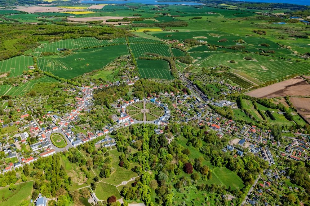Luftaufnahme Putbus - Runde Parkanlage Circus im Ortsteil Pastitz in Putbus im Bundesland Mecklenburg-Vorpommern