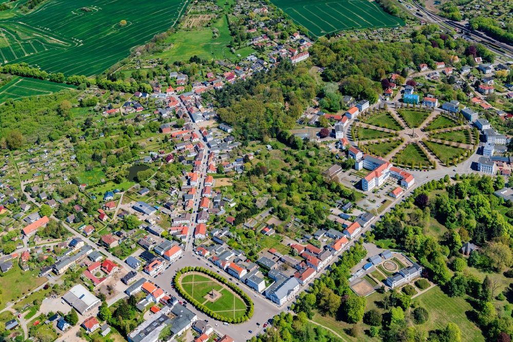Putbus aus der Vogelperspektive: Runde Parkanlage Circus im Ortsteil Pastitz in Putbus im Bundesland Mecklenburg-Vorpommern