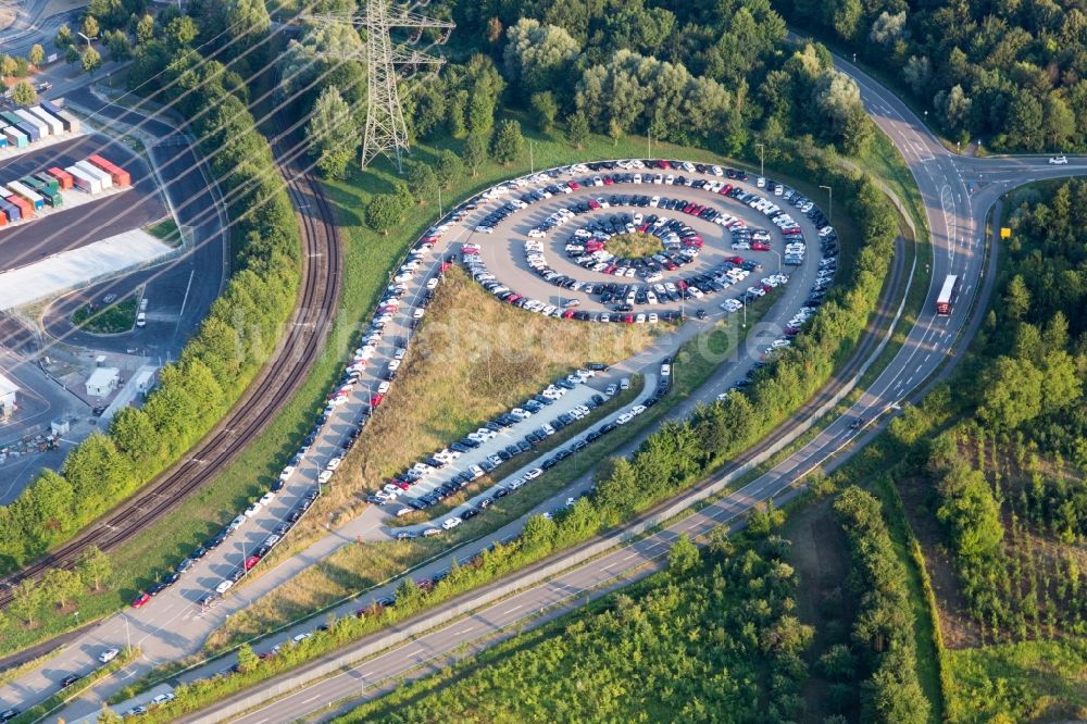 Luftbild Rastatt - Runder Parkplatz auf dem Werksgelände des Mercedes-Benz Werk Rastatt in Rastatt im Bundesland Baden-Württemberg, Deutschland