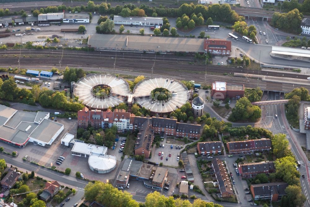 Lüneburg von oben - Rundes, doppeltes Parkdeck auf dem Gebäude des Parkhauses Parkhaus am Bahnhof in Lüneburg im Bundesland Niedersachsen, Deutschland