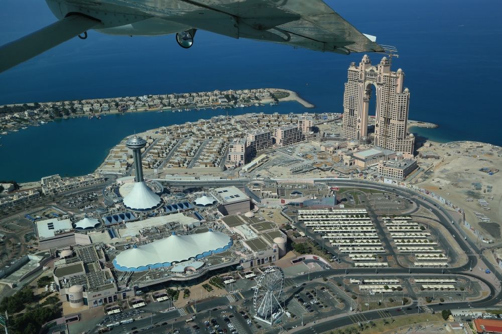 Luftbild Abu Dhabi - Rundflug über das Einkaufszentrum Marina Mall und das neue Hochhaus Hotel Fairmont Marina Residences auf der künstlichen Insel Breakwater Island im Persischen Golf vor Abu Dhabi in Vereinigte Arabische Emirate