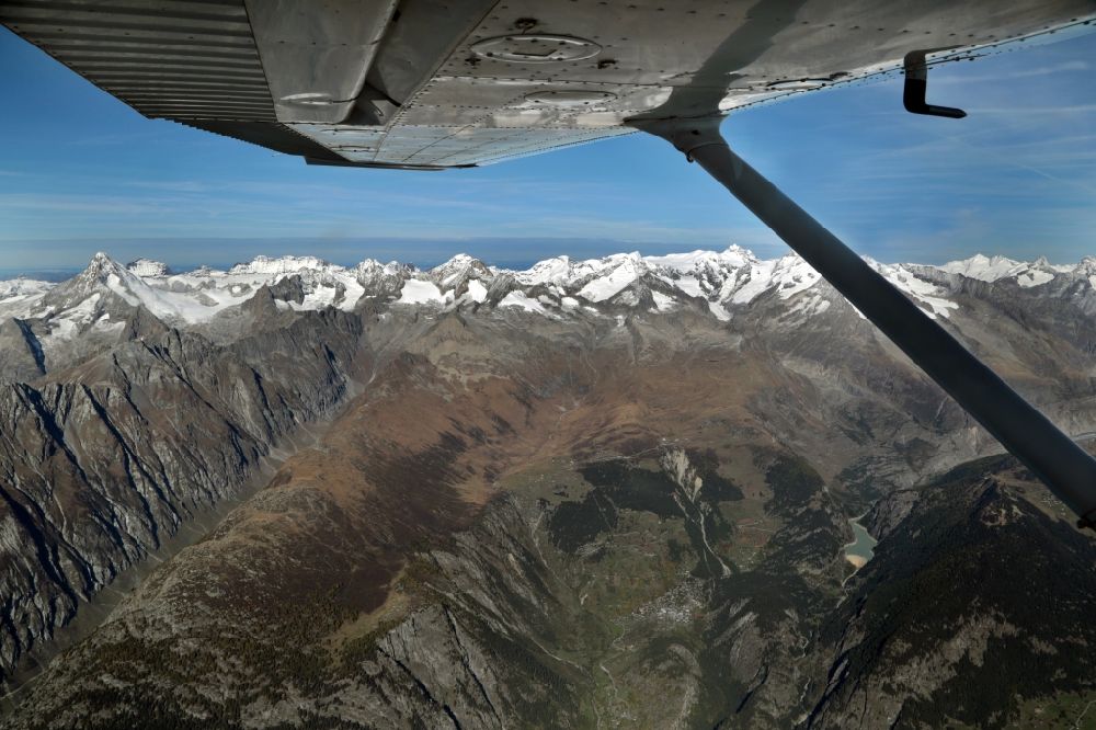 Luftbild Naters - Rundflug in einer Cessna mit Blick über die Gipfel am Bietschhorn (links) bis zum Gibidum Stausee (rechts) in der Felsen- und Berglandschaft der Schweizer Alpen bei Naters im Kanton Wallis, Schweiz