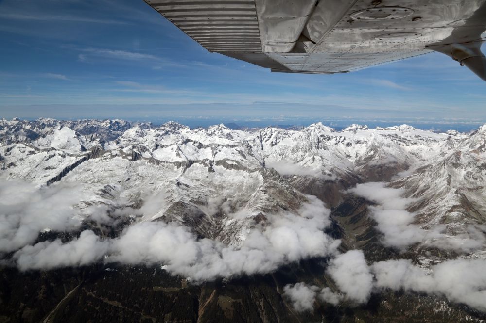 Luftaufnahme Somvix - Rundflug in einer Cessna mit Blick über die schneebedeckten Gipfel beim Piz Alpletta und Somvixer Tal in der Felsen- und Berglandschaft der Schweizer Alpen beiSomvix im Kanton Graubünden, Schweiz
