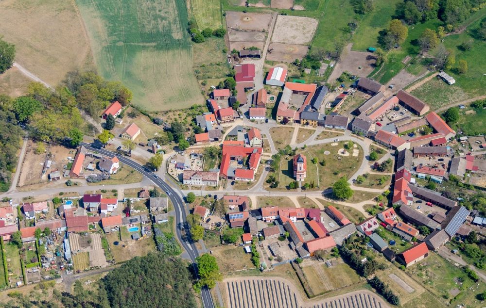 Reesdorf aus der Vogelperspektive: Rundlings- Dorf - Ansicht in Reesdorf im Bundesland Brandenburg, Deutschland