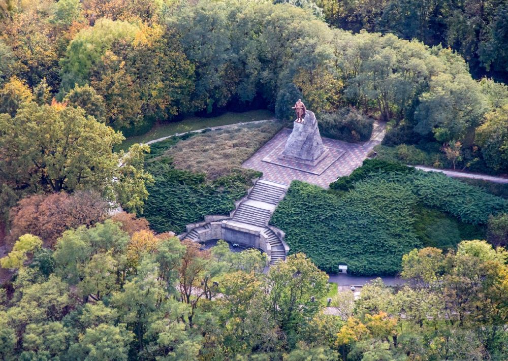 Seelow von oben - Russisches Kriegerdenkmal und Friedhof in Seelow im Bundesland Brandenburg, Deutschland