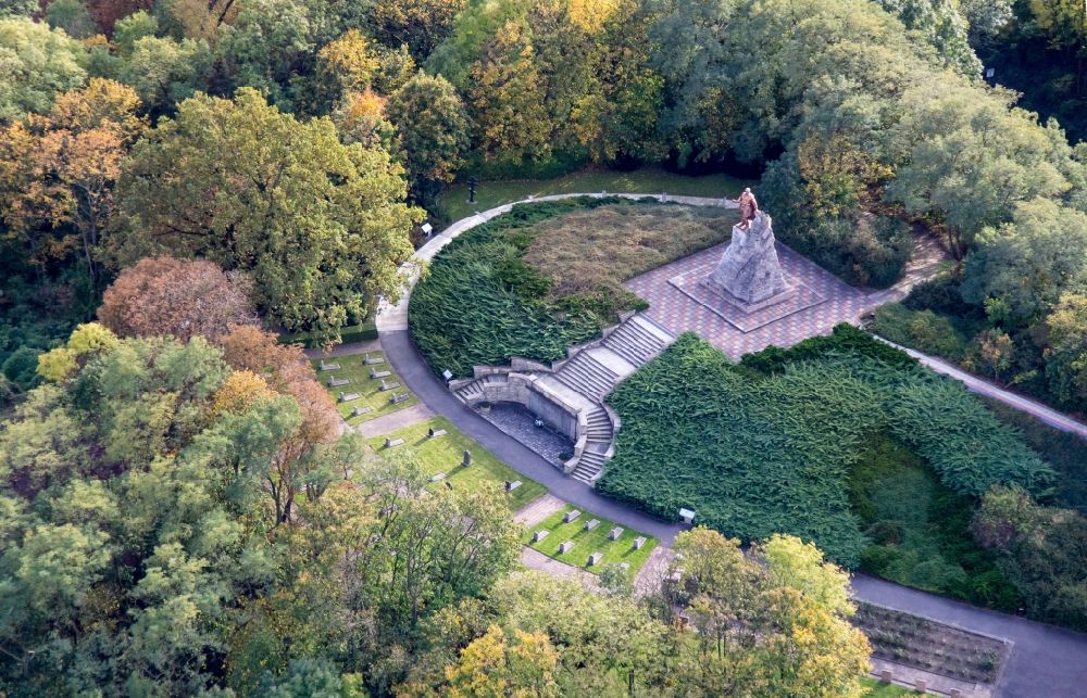 Seelow aus der Vogelperspektive: Russisches Kriegerdenkmal und Friedhof in Seelow im Bundesland Brandenburg, Deutschland