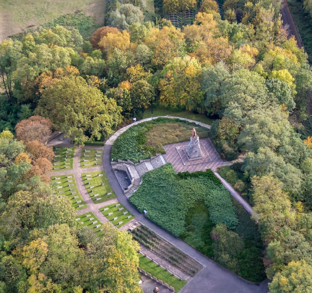 Luftaufnahme Seelow - Russisches Kriegerdenkmal und Friedhof in Seelow im Bundesland Brandenburg, Deutschland