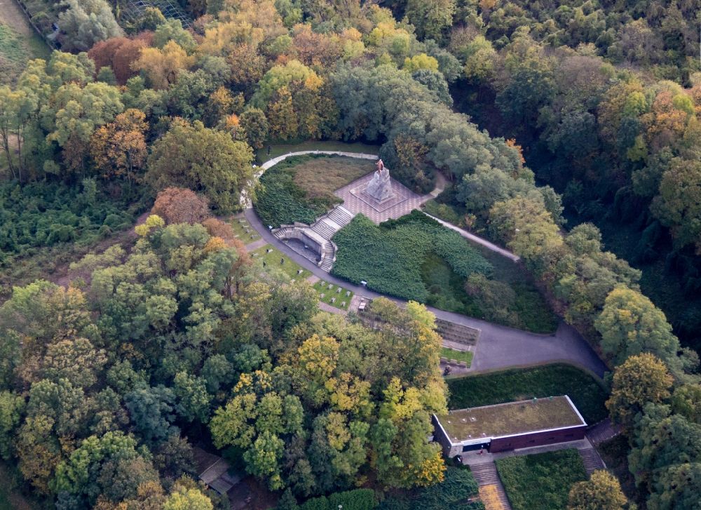 Seelow aus der Vogelperspektive: Russisches Kriegerdenkmal und Friedhof in Seelow im Bundesland Brandenburg, Deutschland