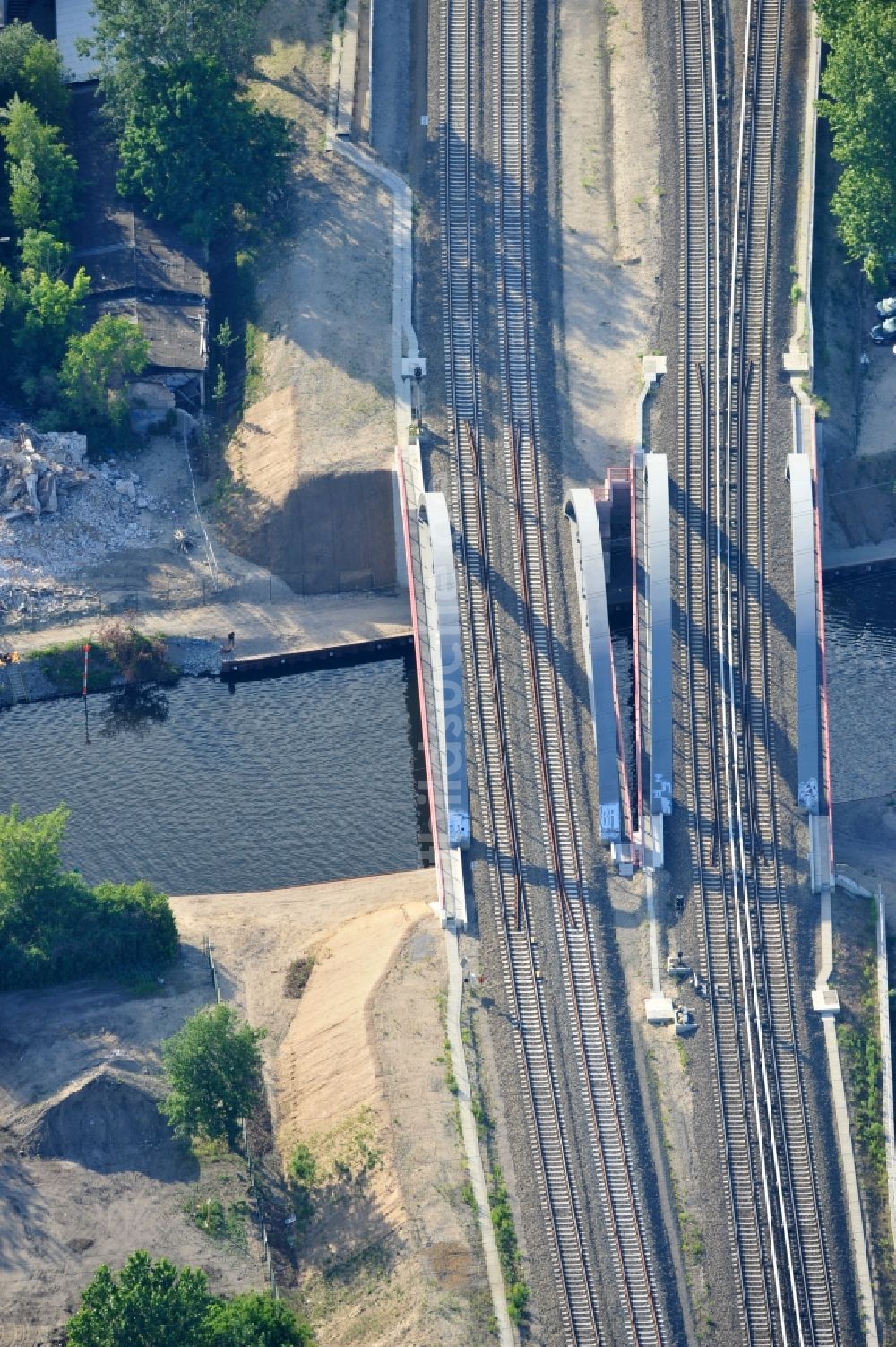 Luftbild Berlin - S-Bahnbrücken über den Kanal östlich des S-Bahnhof Berlin-Baumschulenweg