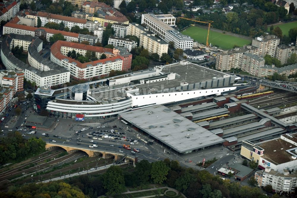 Luftaufnahme Berlin - S-Bahnhof Bahnhof Berlin Gesundbrunnen mit dem Gesundbrunnen-Center der ECE am Humboldthain in Berlin Wedding
