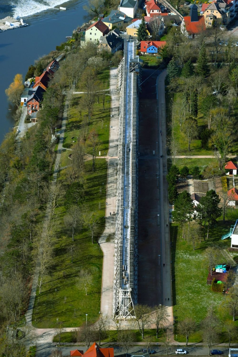 Luftaufnahme Bad Kösen - Salinen - Bauwerk am Park am Gradierwerk in Bad Kösen im Bundesland Sachsen-Anhalt, Deutschland