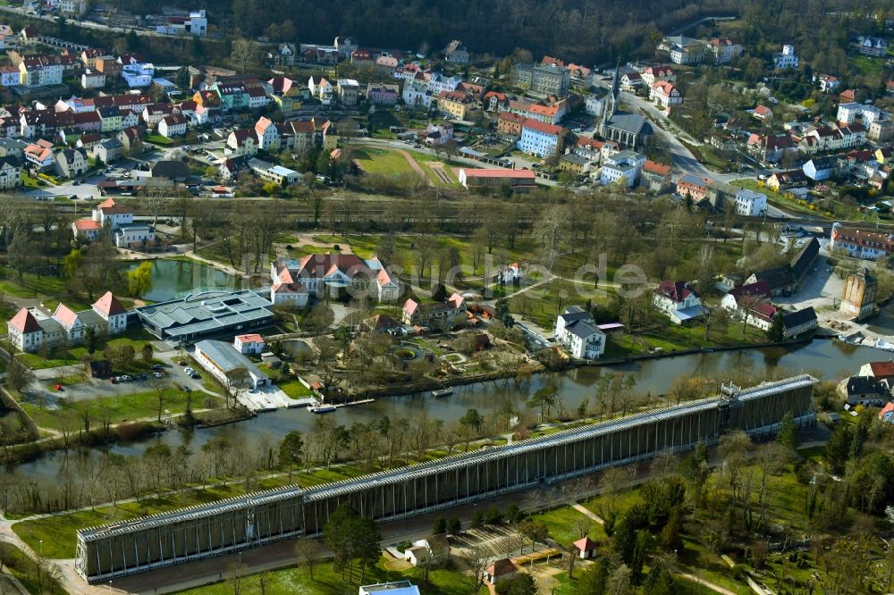 Bad Kösen von oben - Salinen - Bauwerk am Park am Gradierwerk in Bad Kösen im Bundesland Sachsen-Anhalt, Deutschland