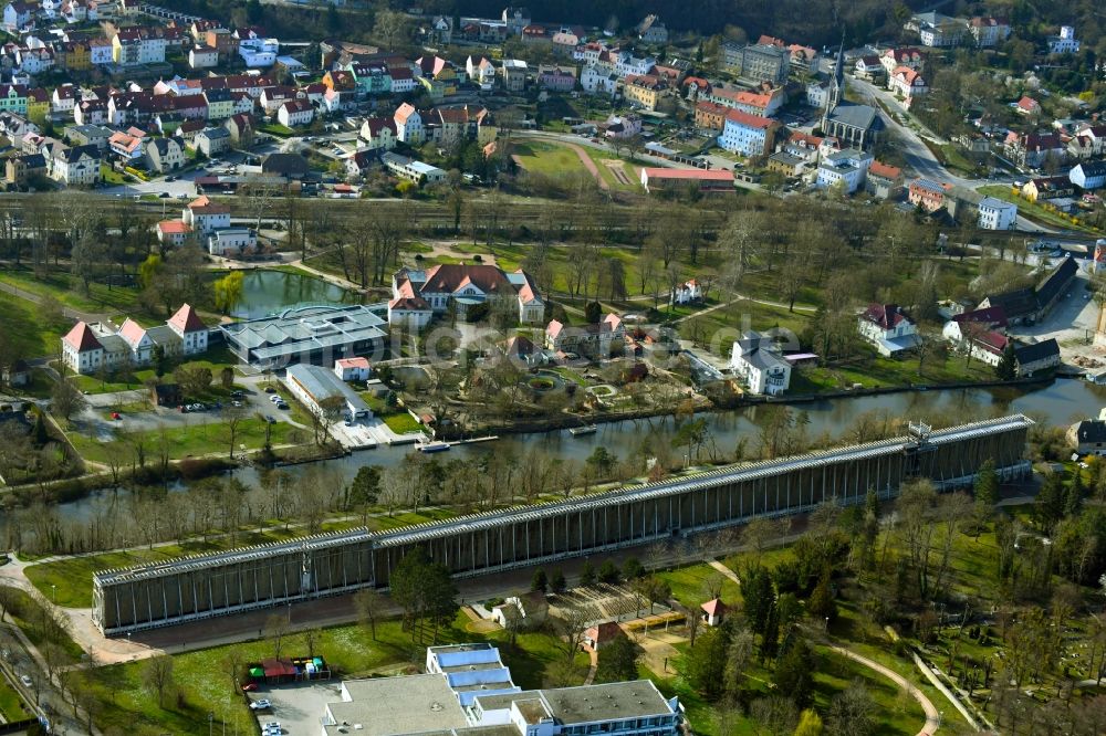 Bad Kösen aus der Vogelperspektive: Salinen - Bauwerk am Park am Gradierwerk in Bad Kösen im Bundesland Sachsen-Anhalt, Deutschland