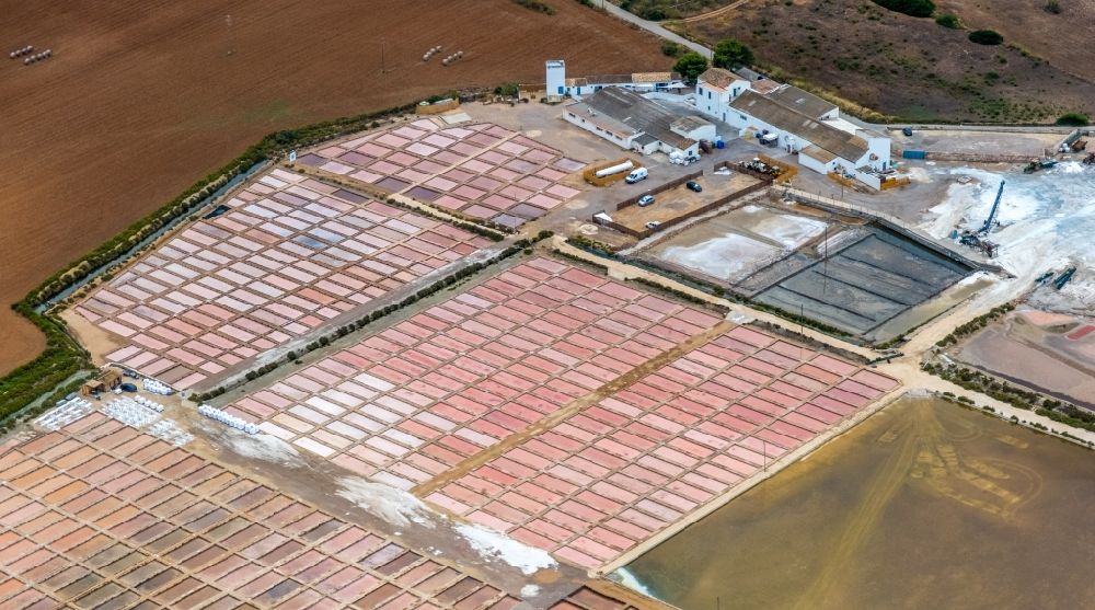 Llucmajor aus der Vogelperspektive: Salinen Felder zur Salzgewinnung in Llucmajor auf der balearischen Mittelmeerinsel Mallorca, Spanien