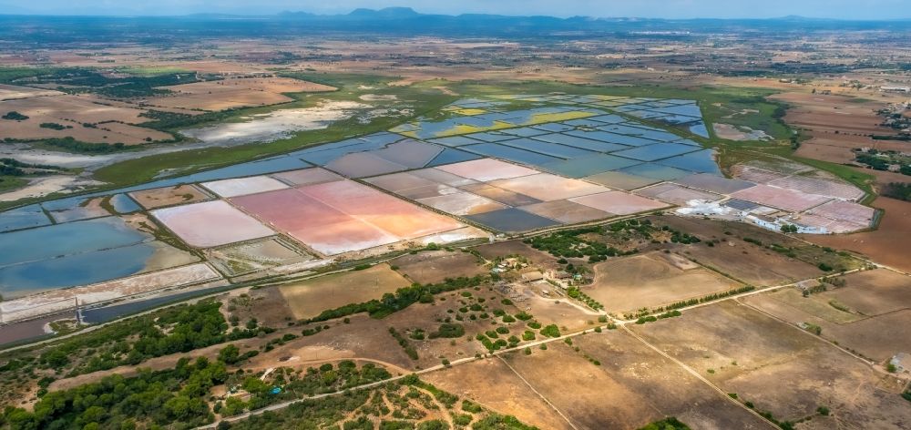 Luftbild Llucmajor - Salinen Felder zur Salzgewinnung in Llucmajor auf der balearischen Mittelmeerinsel Mallorca, Spanien