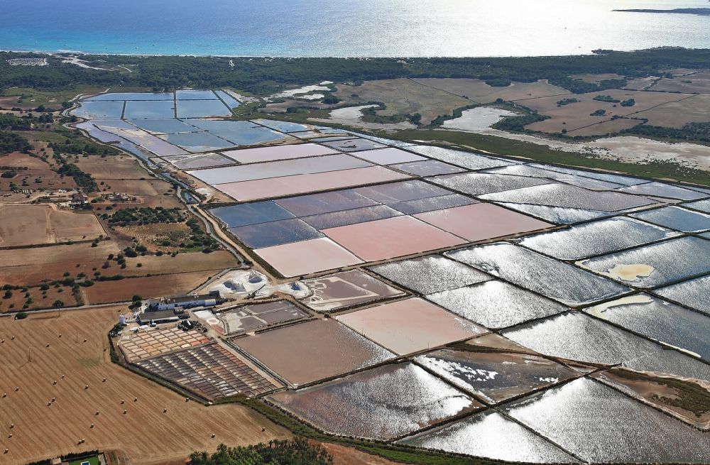 Luftbild Ses Salines d'es Trenc - Salinen Felder zur Salzgewinnung Ses salines d'es trenc in Campos auf der balearischen Mittelmeerinsel Mallorca, Spanien