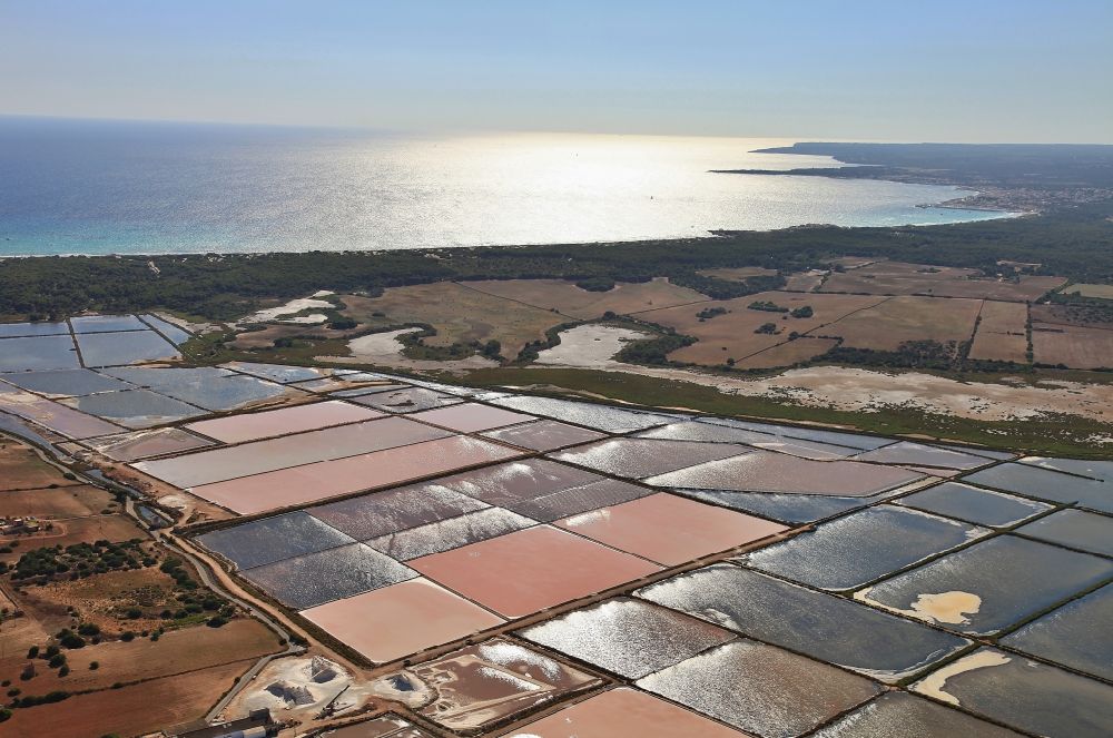 Luftaufnahme Ses Salines d'es Trenc - Salinen Felder zur Salzgewinnung Ses salines d'es trenc in Campos auf der balearischen Mittelmeerinsel Mallorca, Spanien