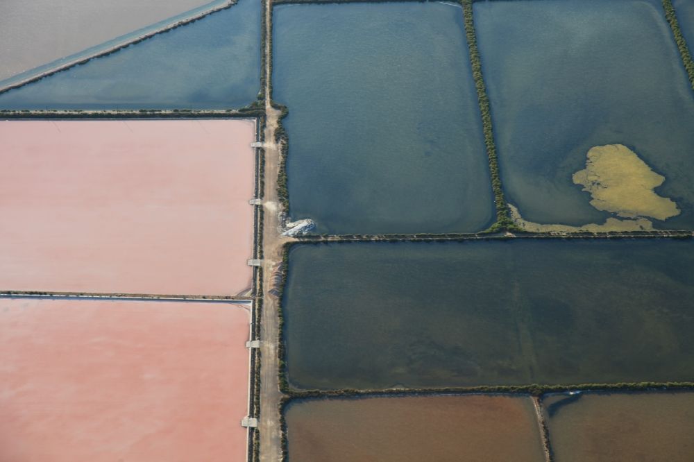 Luftbild Colonia de Sant Jordi - Salinen Felder zur Salzgewinnung Ses salines d'es trenc in Campos auf der balearischen Mittelmeerinsel Mallorca, Spanien
