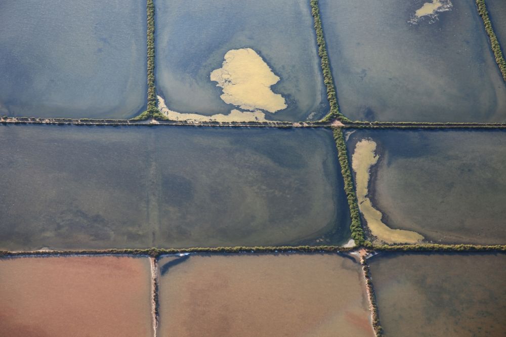 Luftaufnahme Colonia de Sant Jordi - Salinen Felder zur Salzgewinnung Ses salines d'es trenc in Campos auf der balearischen Mittelmeerinsel Mallorca, Spanien