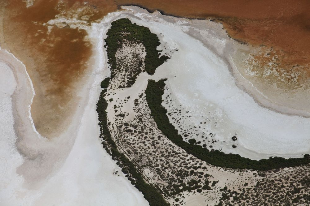 Luftaufnahme Muro - Salzwiesen zur Salzgewinnung in Muro in Balearische Insel Mallorca, Spanien