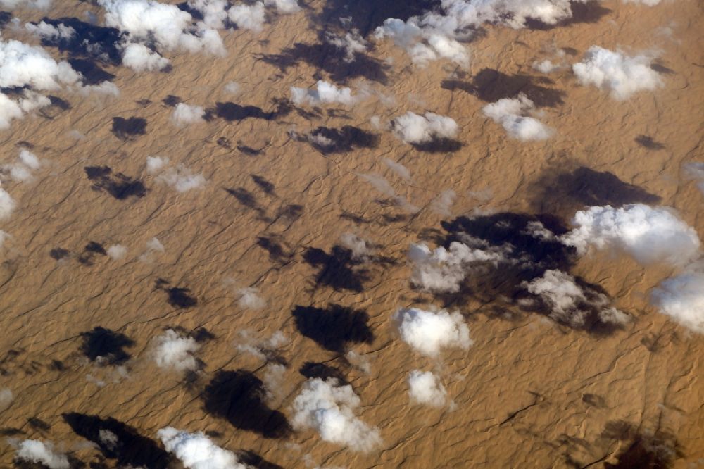 Sinai aus der Vogelperspektive: Sand- Dünen- und Wüsten- Landschaft der Arabischen Wüste in Sinai in North Sinai Governorate, Ägypten