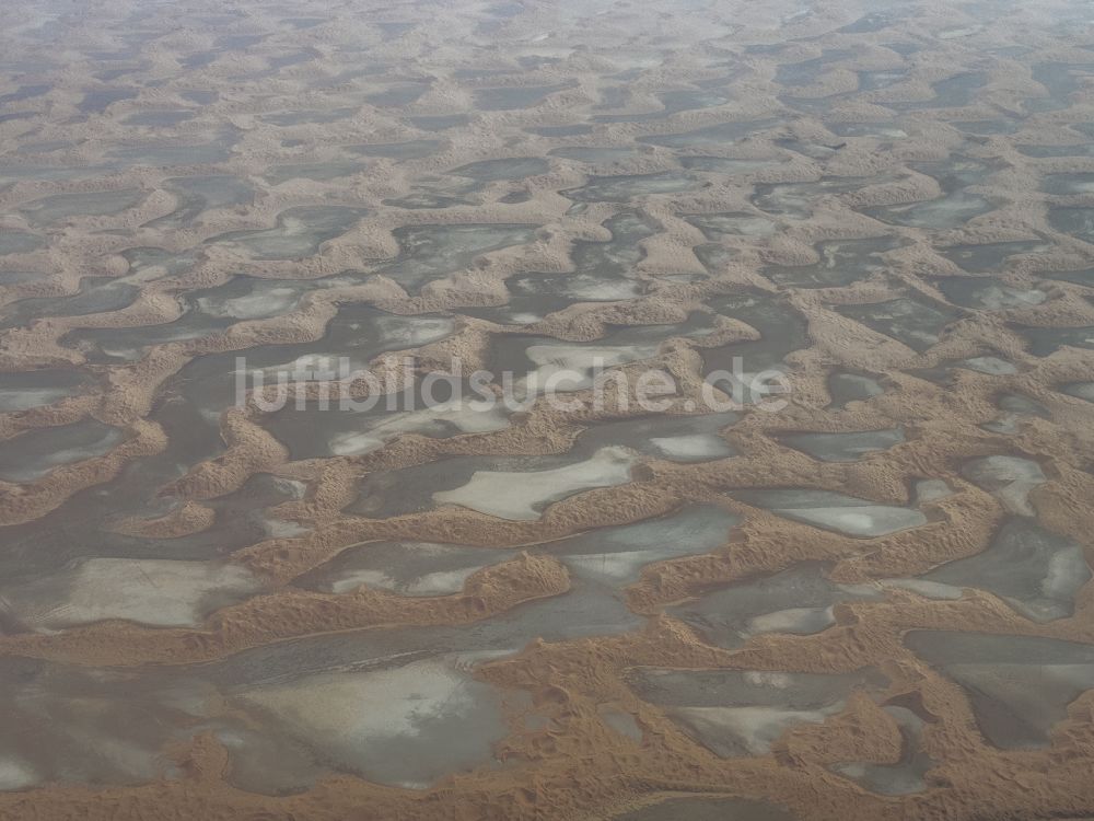 Markaz ash shaybah aus der Vogelperspektive: Sand- Dünen- und Wüsten- Landschaft Rub al-Chali (Empty Quarter) in in Eastern Province, Saudi-Arabien