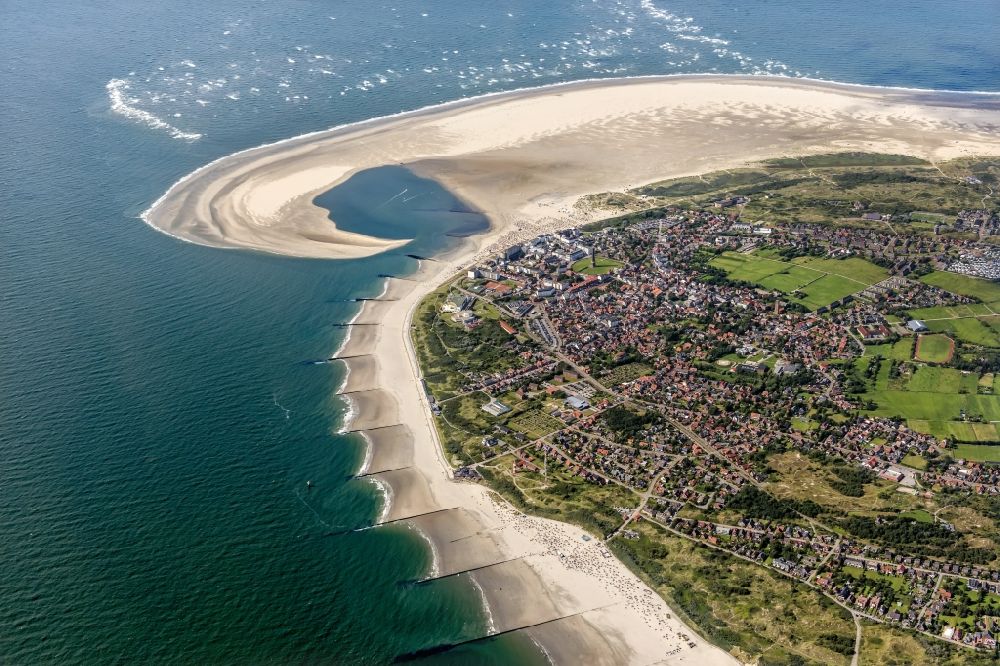 Borkum aus der Vogelperspektive: Sand- Landschaft im Küstenbereich der Nordseeinsel Borkum im Bundesland Niedersachsen