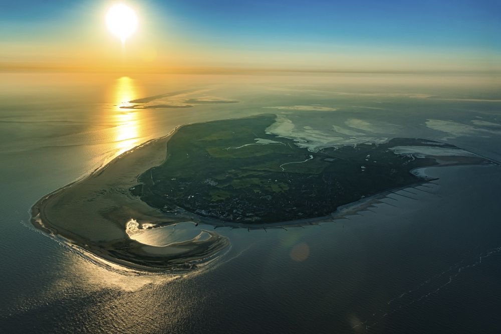 Luftaufnahme Borkum - Sand- Landschaft im Küstenbereich der Nordseeinsel Borkum im Sonnenaufgang im Bundesland Niedersachsen