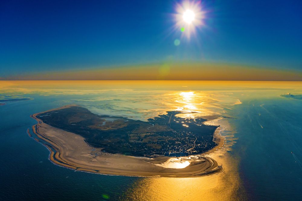Luftbild Borkum - Sand- Landschaft im Küstenbereich der Nordseeinsel Borkum im Sonnenaufgang im Bundesland Niedersachsen