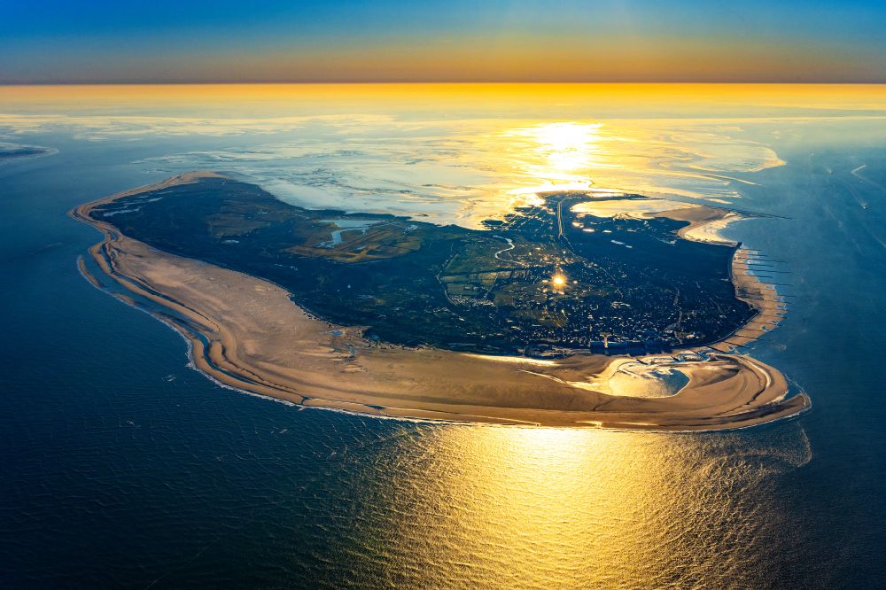 Borkum von oben - Sand- Landschaft im Küstenbereich der Nordseeinsel Borkum im Sonnenaufgang im Bundesland Niedersachsen