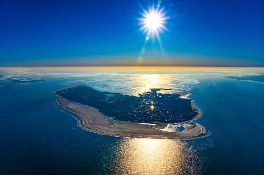 Borkum aus der Vogelperspektive: Sand- Landschaft im Küstenbereich der Nordseeinsel Borkum im Sonnenaufgang im Bundesland Niedersachsen