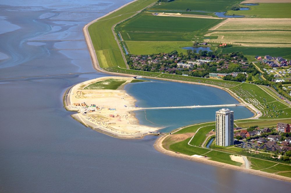 Luftaufnahme Büsum - Sand- Strand im Küstenbereich der Familienlagune Perlebucht in Wattenmeer bei Büsum im Bundesland Schleswig-Holstein