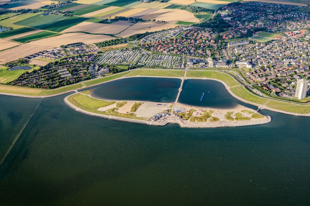 Büsum von oben - Sand- Strand im Küstenbereich der Familienlagune Perlebucht in Wattenmeer bei Büsum im Bundesland Schleswig-Holstein