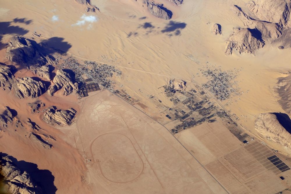 Luftbild Disah - Sand- Wüste- und Gebirge in der Landschaft der Arabischen Wüste bei Disha und At-Tuweisa in Aqaba Governorate, Jordanien